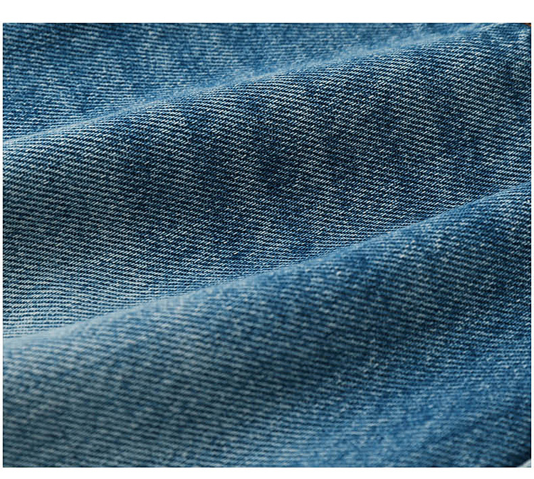 女性高腰牛仔短褲，帶對比色刺繡設計，寬腿棉質款，適合夏季休閒穿著