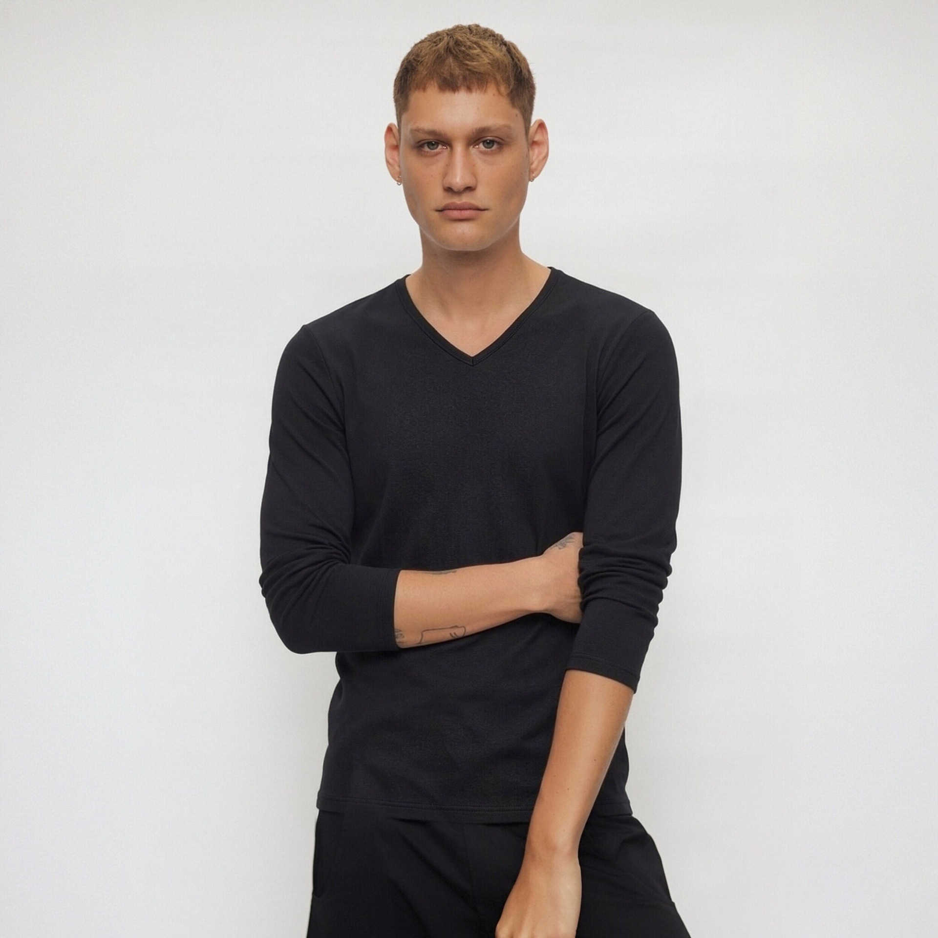 Men's V-Neck Long Sleeve Slim Fit T-Shirt, Solid Black Polyester Base Layer for Fall Winter Sports