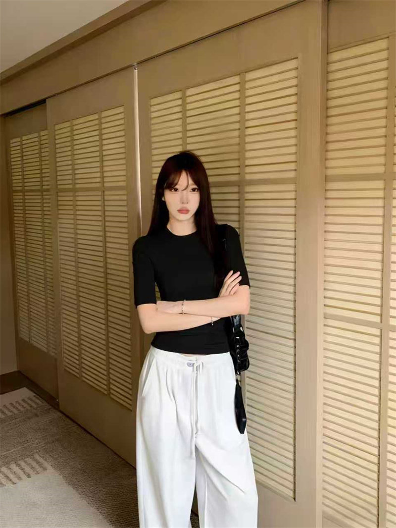 Women's Solid Color Round Neck Half Sleeve Slim Fit T-Shirt for Casual and Travel Use