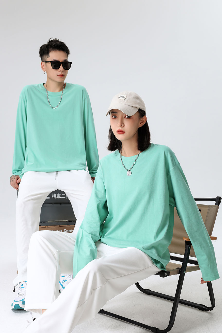 Unisex Cotton Long Sleeve Crewneck T-Shirt, Loose Fit Solid Color Top for Spring and Autumn