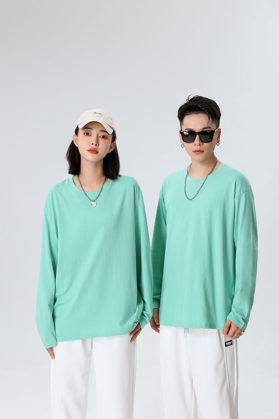 Unisex Cotton Long Sleeve Crewneck T-Shirt, Loose Fit Solid Color Top for Spring and Autumn
