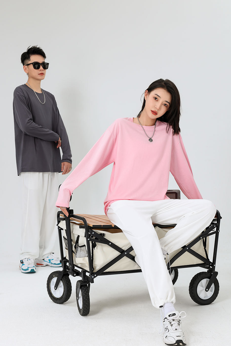 Unisex Cotton Long Sleeve Crewneck T-Shirt, Loose Fit Solid Color Top for Spring and Autumn