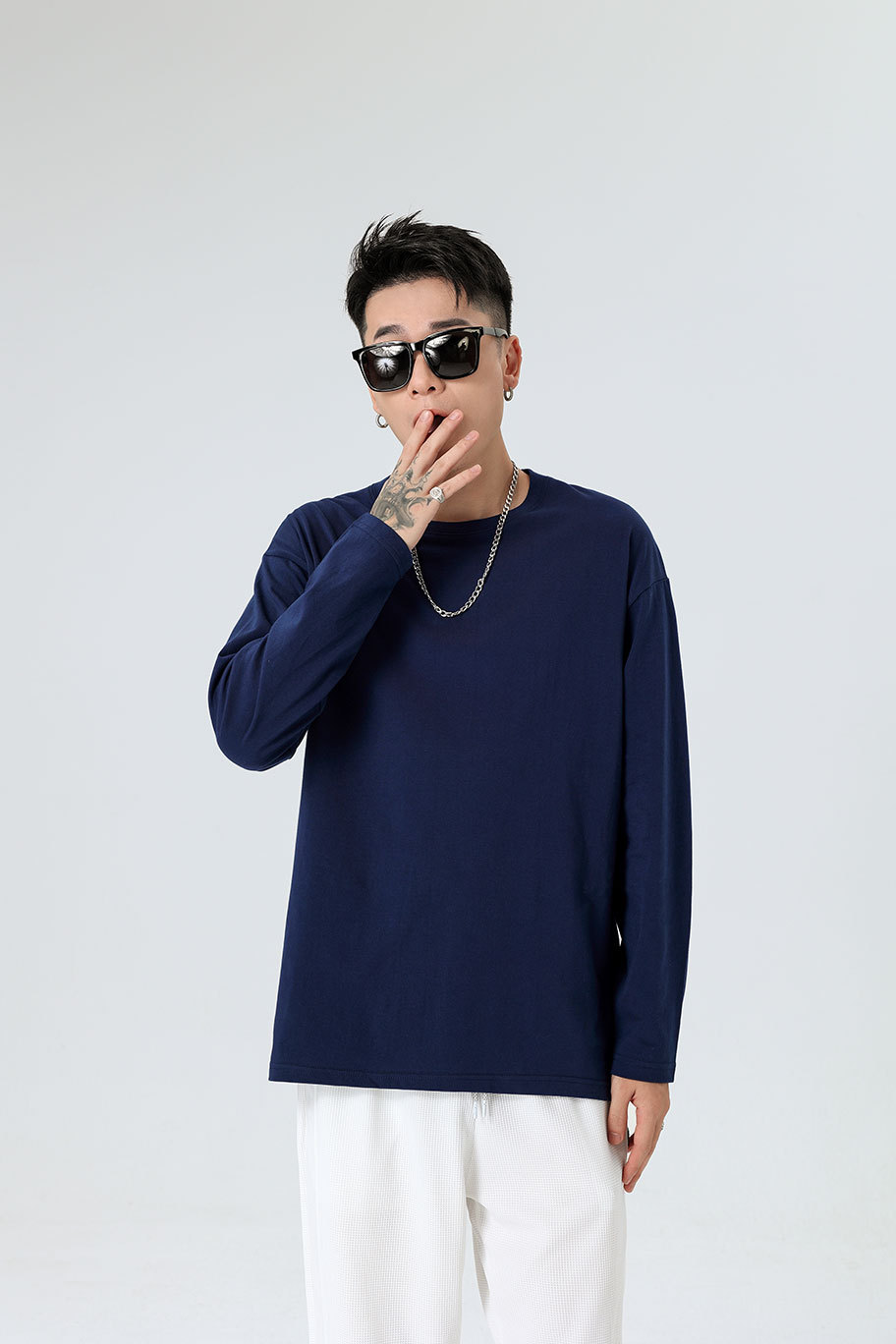 Unisex Cotton Long Sleeve Crewneck T-Shirt, Loose Fit Solid Color Top for Spring and Autumn