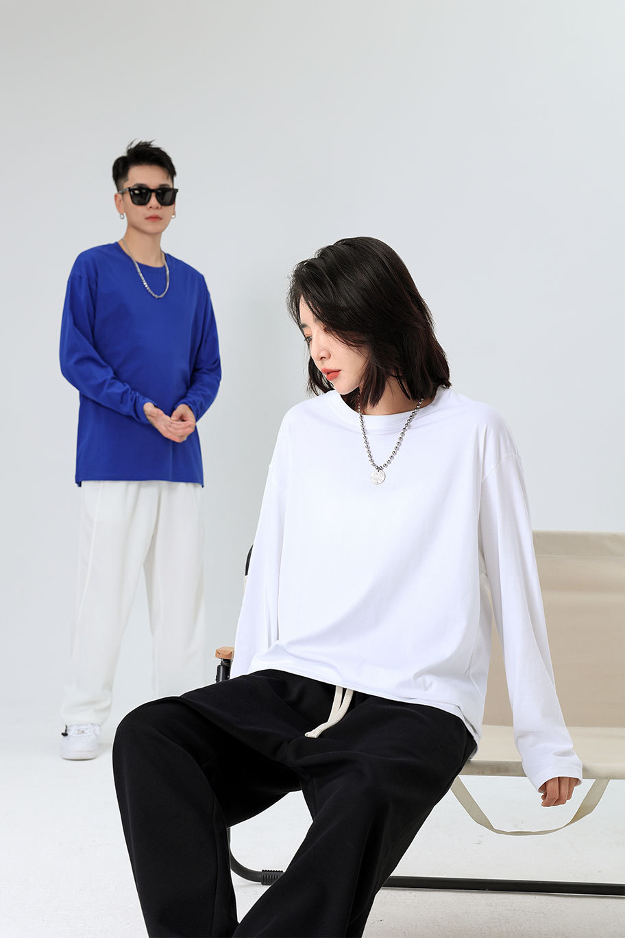 Unisex Cotton Long Sleeve Crewneck T-Shirt, Loose Fit Solid Color Top for Spring and Autumn