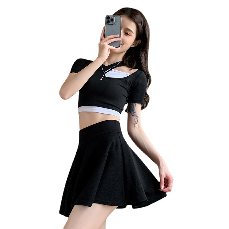 Skirt mini berlipat warna putih untuk wanita, skirt gelembung gaya A-line pinggang tinggi, gaya preppy yang manis.