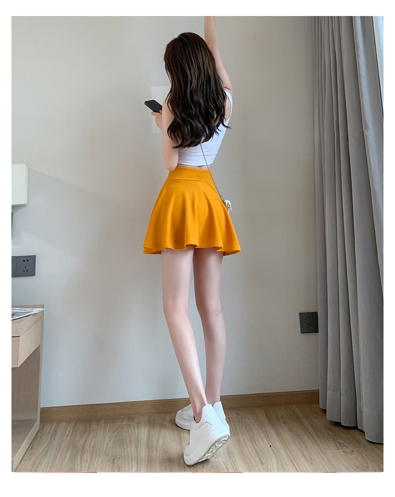 Skirt mini berlipat warna putih untuk wanita, skirt gelembung gaya A-line pinggang tinggi, gaya preppy yang manis.