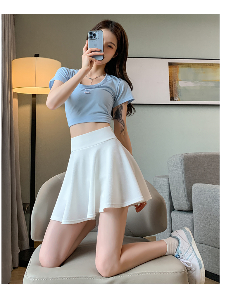 Skirt mini berlipat warna putih untuk wanita, skirt gelembung gaya A-line pinggang tinggi, gaya preppy yang manis.
