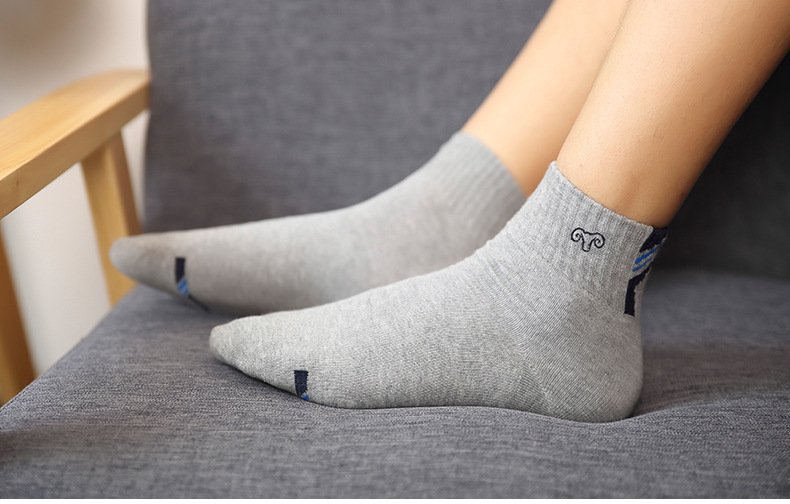 Men's Cotton Crew Socks, 5 Pairs Solid Color Athletic Socks for Winter, Black and Grey