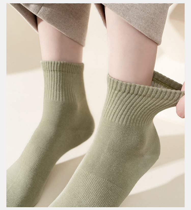 Women's Cotton Crew Socks, Breathable Antibacterial Mid-Calf Socks for Autumn and Winter