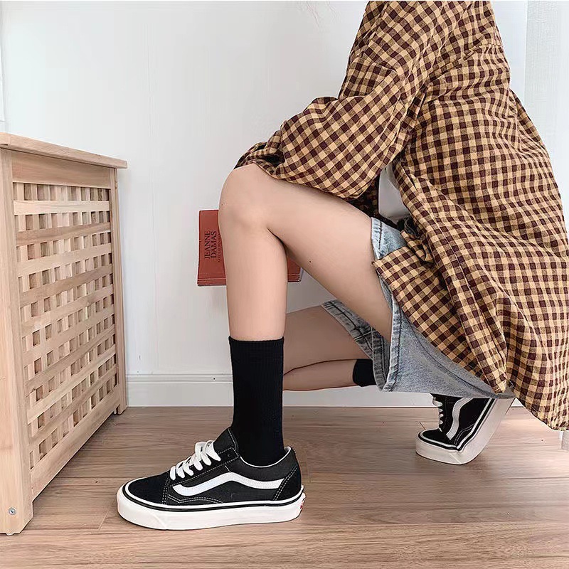 Men's Polyester Crew Socks, Solid Color Anti-Slip Athletic Socks for Basketball and Daily Wear