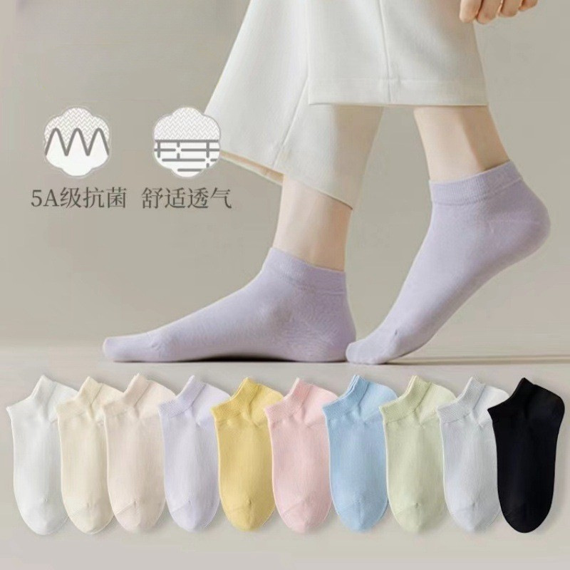 Men's Polyester Crew Socks, Solid Color Anti-Slip Athletic Socks for Basketball and Daily Wear