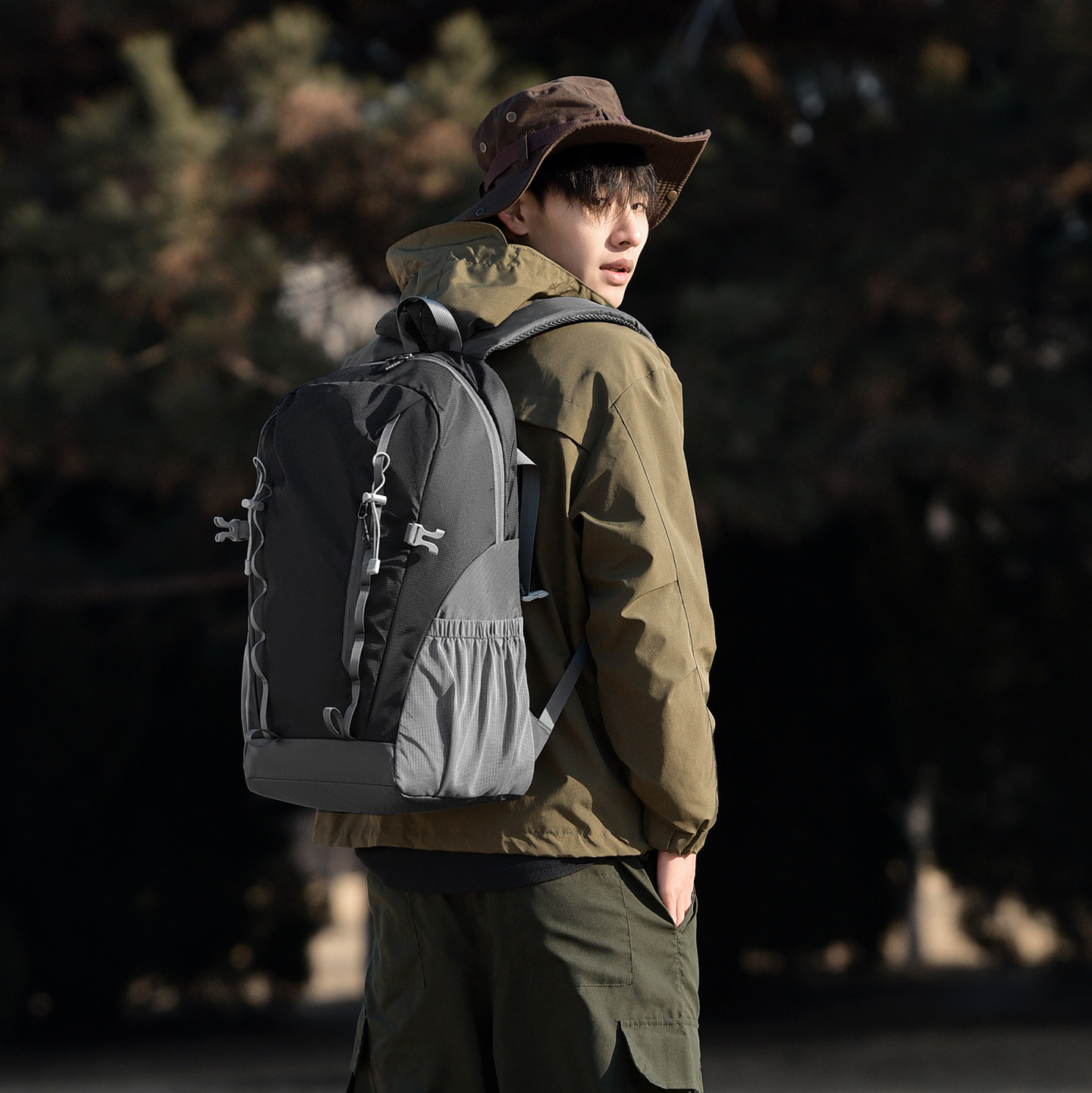 Feisha 20-35L Hiking Backpack, Water-Resistant Nylon Daypack for Men and Women, Breathable Outdoor Trekking Bag