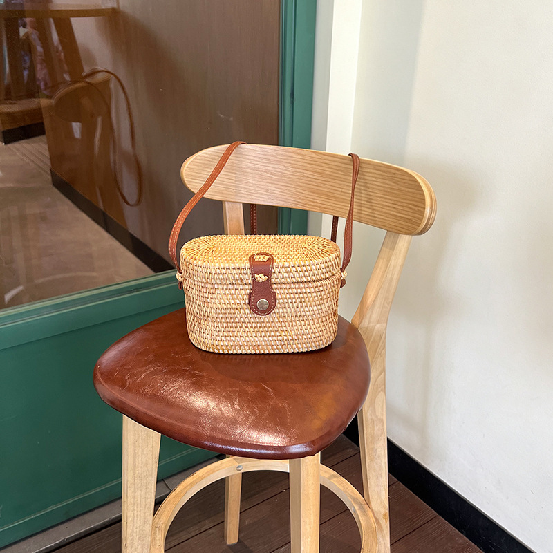 Women's Woven Straw Crossbody Bag, Round Wicker Shoulder Bag with Leather Buckle for Everyday Outfits