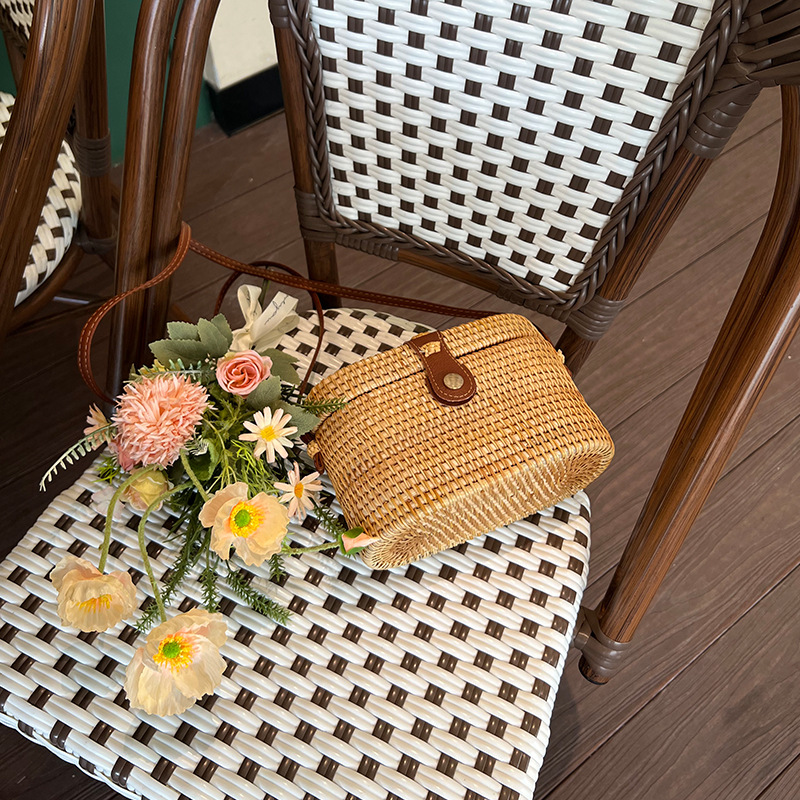 Women's Woven Straw Crossbody Bag, Round Wicker Shoulder Bag with Leather Buckle for Everyday Outfits