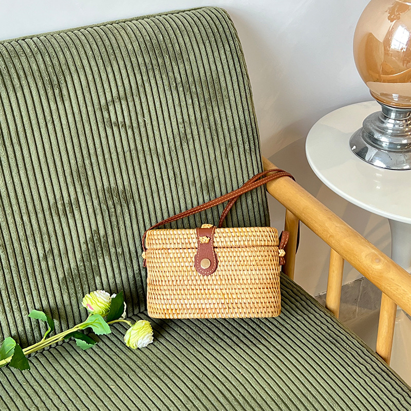 Women's Woven Straw Crossbody Bag, Round Wicker Shoulder Bag with Leather Buckle for Everyday Outfits