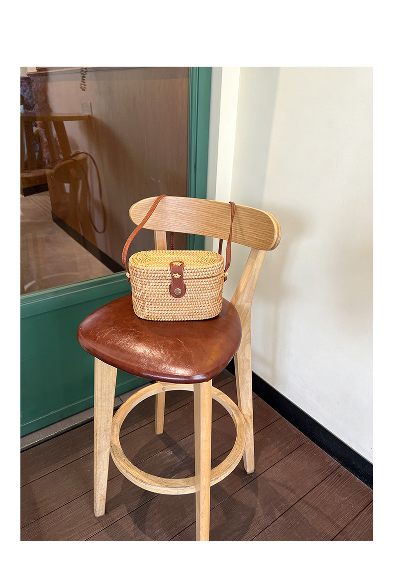 Women's Woven Straw Crossbody Bag, Round Wicker Shoulder Bag with Leather Buckle for Everyday Outfits