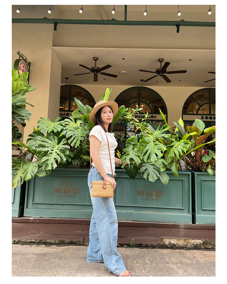 Women's Woven Straw Crossbody Bag, Round Wicker Shoulder Bag with Leather Buckle for Everyday Outfits