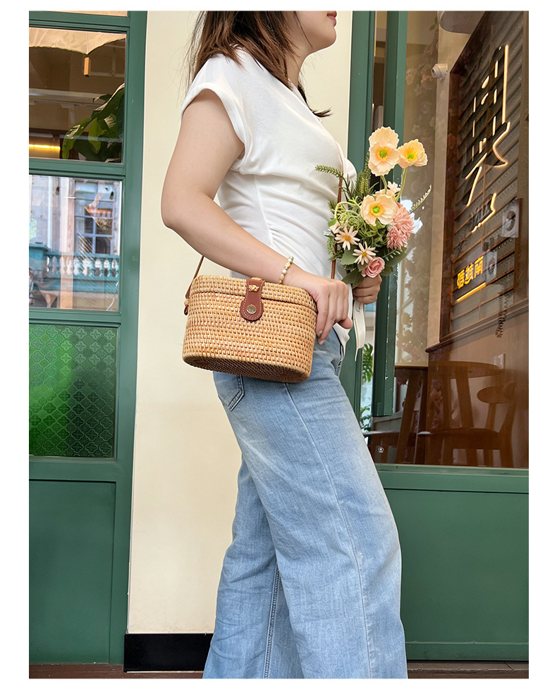 Women's Woven Straw Crossbody Bag, Round Wicker Shoulder Bag with Leather Buckle for Everyday Outfits