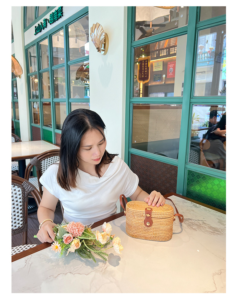 Women's Woven Straw Crossbody Bag, Round Wicker Shoulder Bag with Leather Buckle for Everyday Outfits