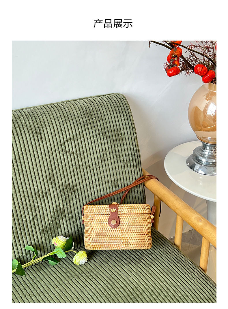 Women's Woven Straw Crossbody Bag, Round Wicker Shoulder Bag with Leather Buckle for Everyday Outfits