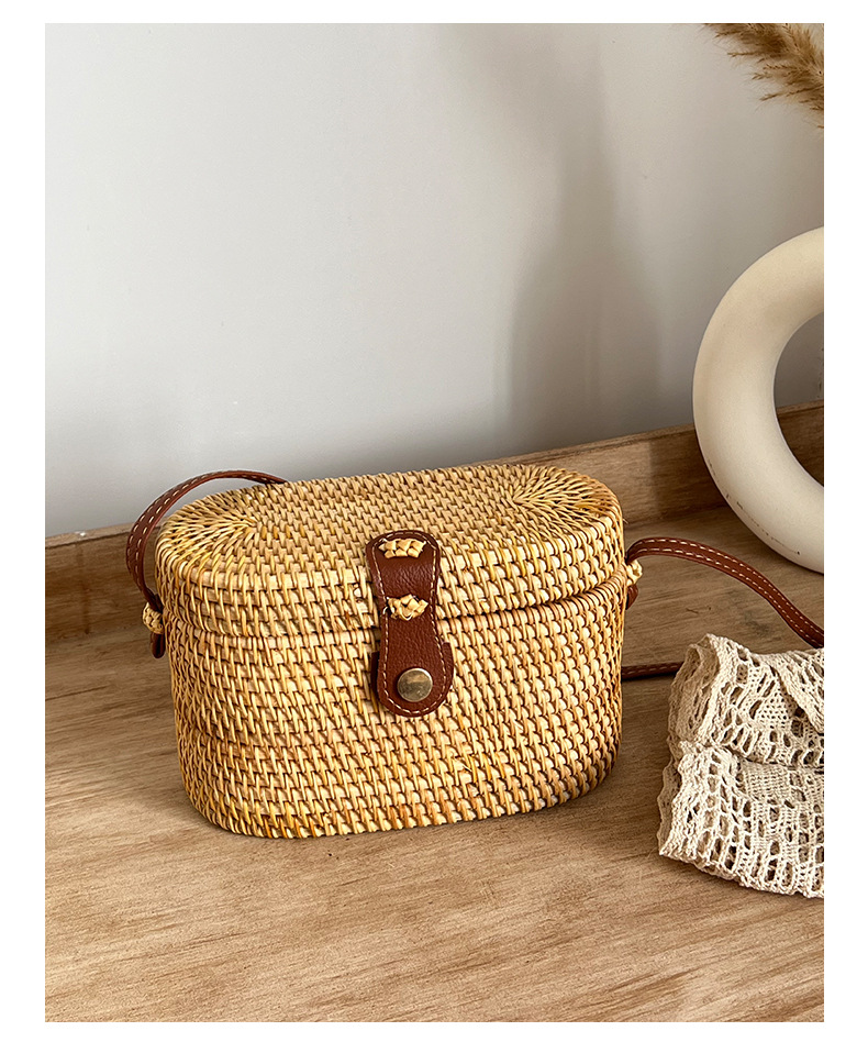 Women's Woven Straw Crossbody Bag, Round Wicker Shoulder Bag with Leather Buckle for Everyday Outfits