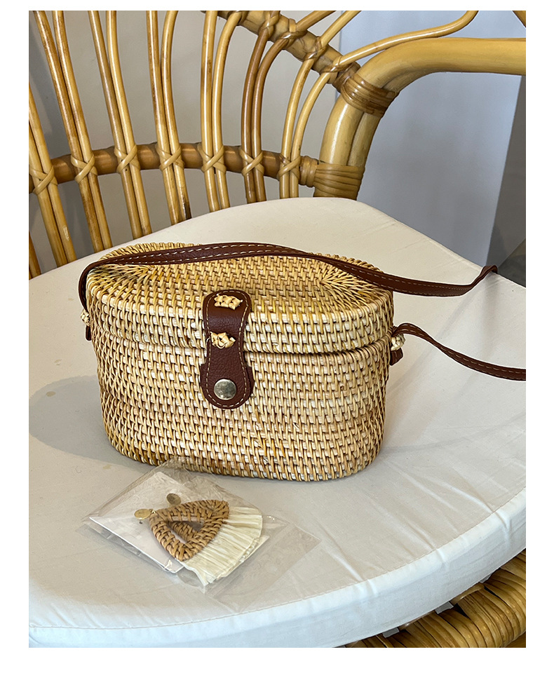 Women's Woven Straw Crossbody Bag, Round Wicker Shoulder Bag with Leather Buckle for Everyday Outfits
