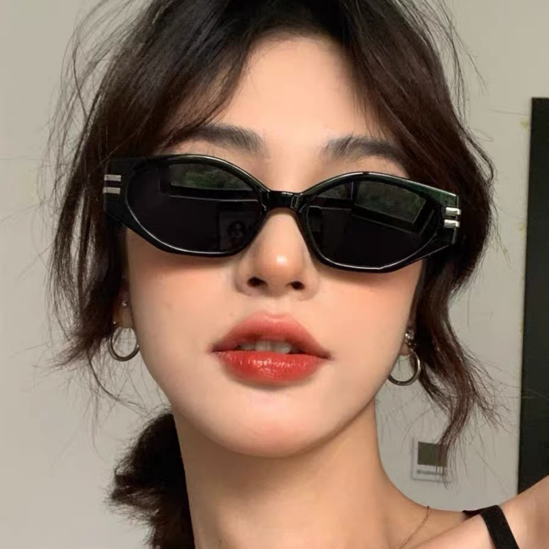 Square Sunglasses for Women, Leopard Print Black Frame UV400 PC Lens Full Frame Shades for Outdoor Travel