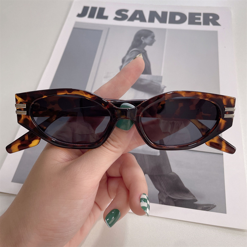 Square Sunglasses for Women, Leopard Print Black Frame UV400 PC Lens Full Frame Shades for Outdoor Travel