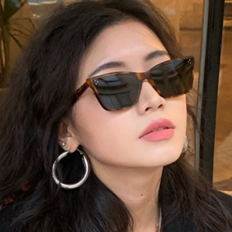 Square Sunglasses for Women, Leopard Print Black Frame UV400 PC Lens Full Frame Shades for Outdoor Travel