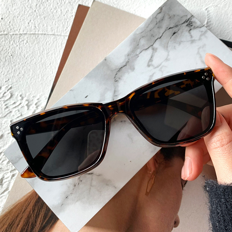 Square Sunglasses for Women, Leopard Print Black Frame UV400 PC Lens Full Frame Shades for Outdoor Travel