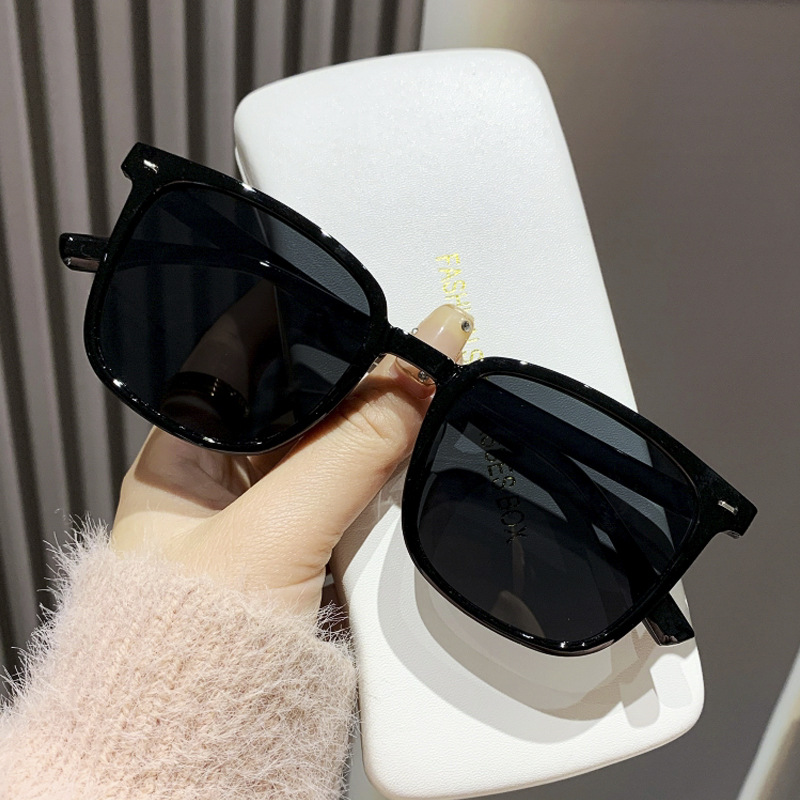 Round Frame PC Sunglasses for Women and Men, UV400 Protection Black Frame Grey Lens